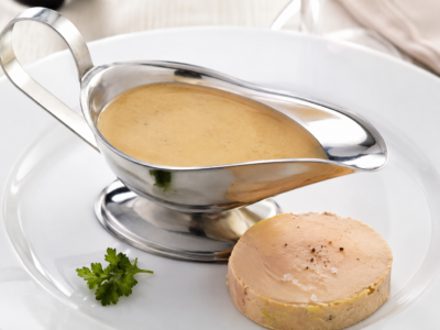 Sauce au foie gras maison servie en saucière, préparée avec un foie gras artisanal du Périgord