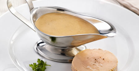Sauce foie gras maison servie dans une saucière en inox avec un médaillon de foie gras sur assiette blanche Titre de l’image