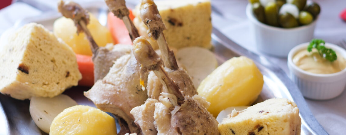 Pot-au-feu de canard et sa mique servi lors d'une soirée gourmande en Périgord chez Maison Lembert