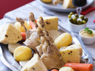 Pot-au-feu de canard et sa mique servi lors d'une soirée gourmande en Périgord chez Maison Lembert