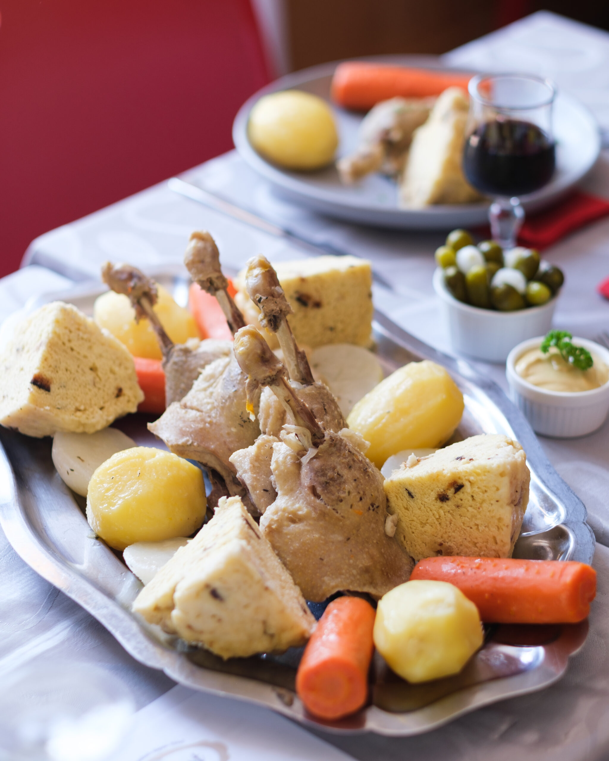Pot-au-feu de canard et sa mique servi lors d'une soirée gourmande en Périgord chez Maison Lembert