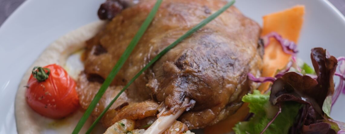 Accompagnementsconfit de canard : des pommes de terre dorées, préparé avec des produits locaux et de qualité, accompagné d'une présentation soignée.