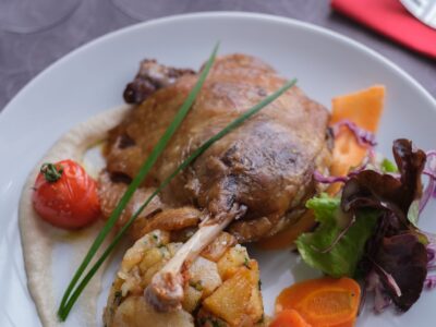 Accompagnementsconfit de canard : des pommes de terre dorées, préparé avec des produits locaux et de qualité, accompagné d'une présentation soignée.