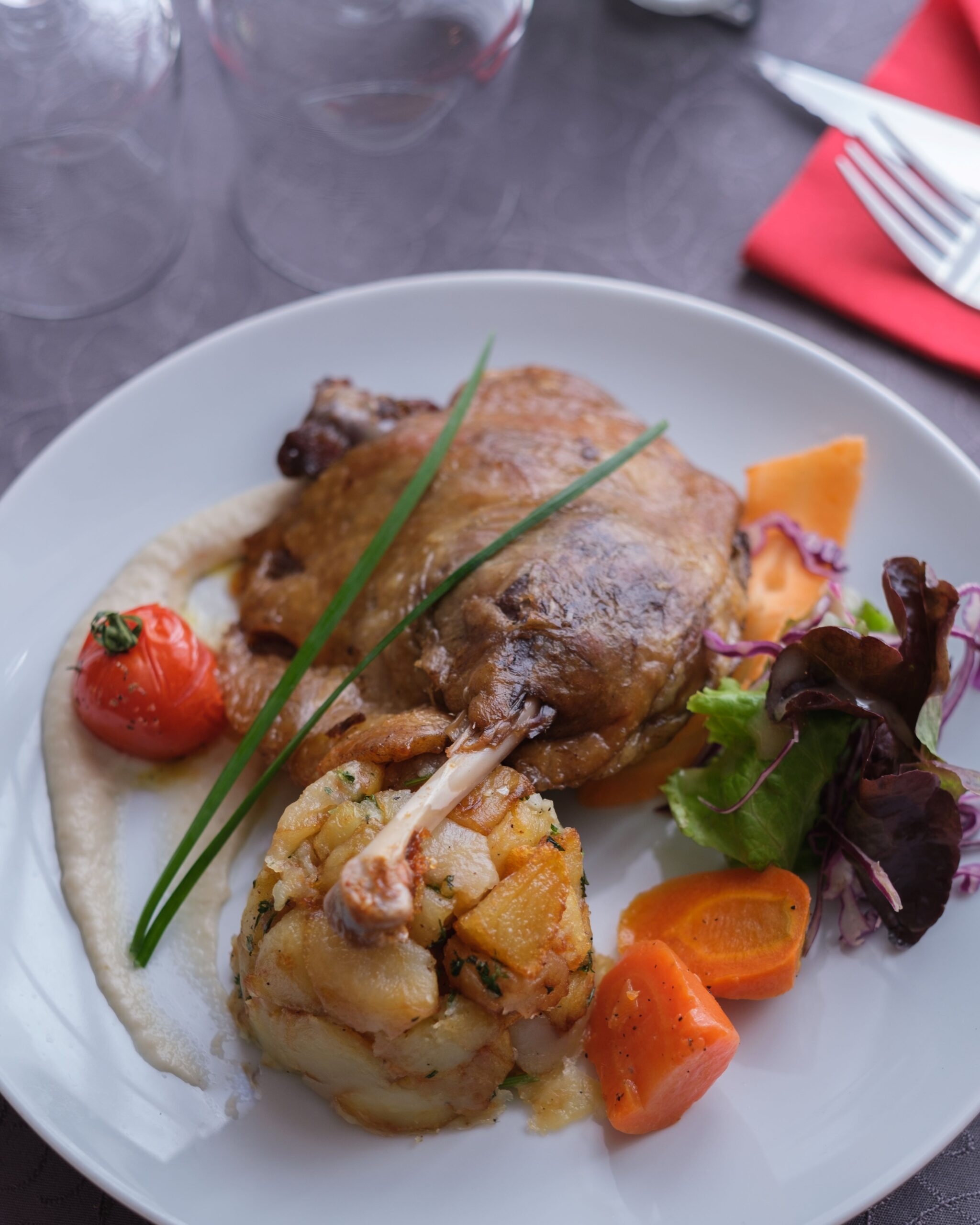 Accompagnementsconfit de canard : des pommes de terre dorées, préparé avec des produits locaux et de qualité, accompagné d'une présentation soignée.