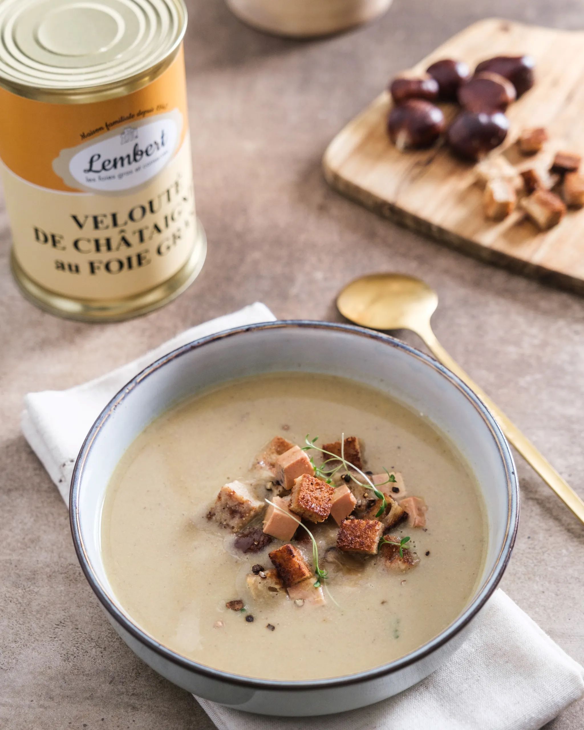 Velouté de châtaignes au foie gras Maison Lembert servi avec des croûtons de pain grillés